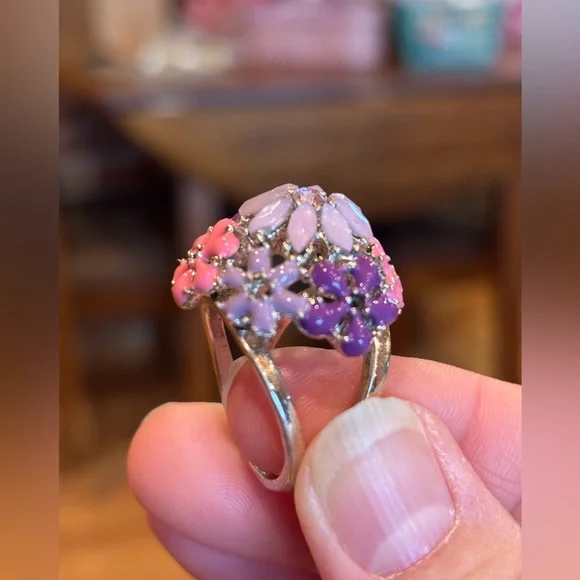 Ring silver toned with purple and pink floral arrangement. Size 10 - Picture 4 of 6